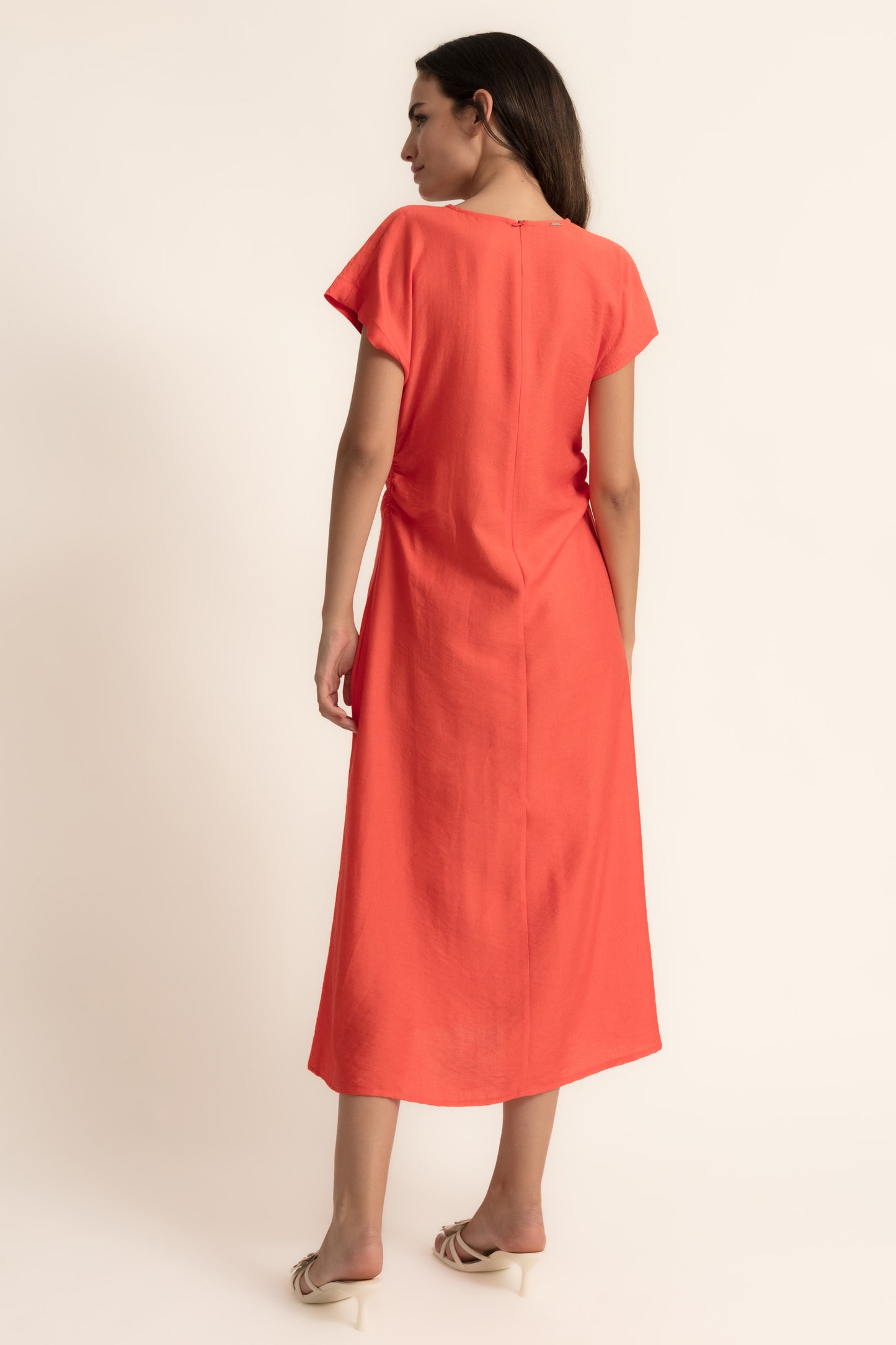 Vestido largo coral fruncido en cintura