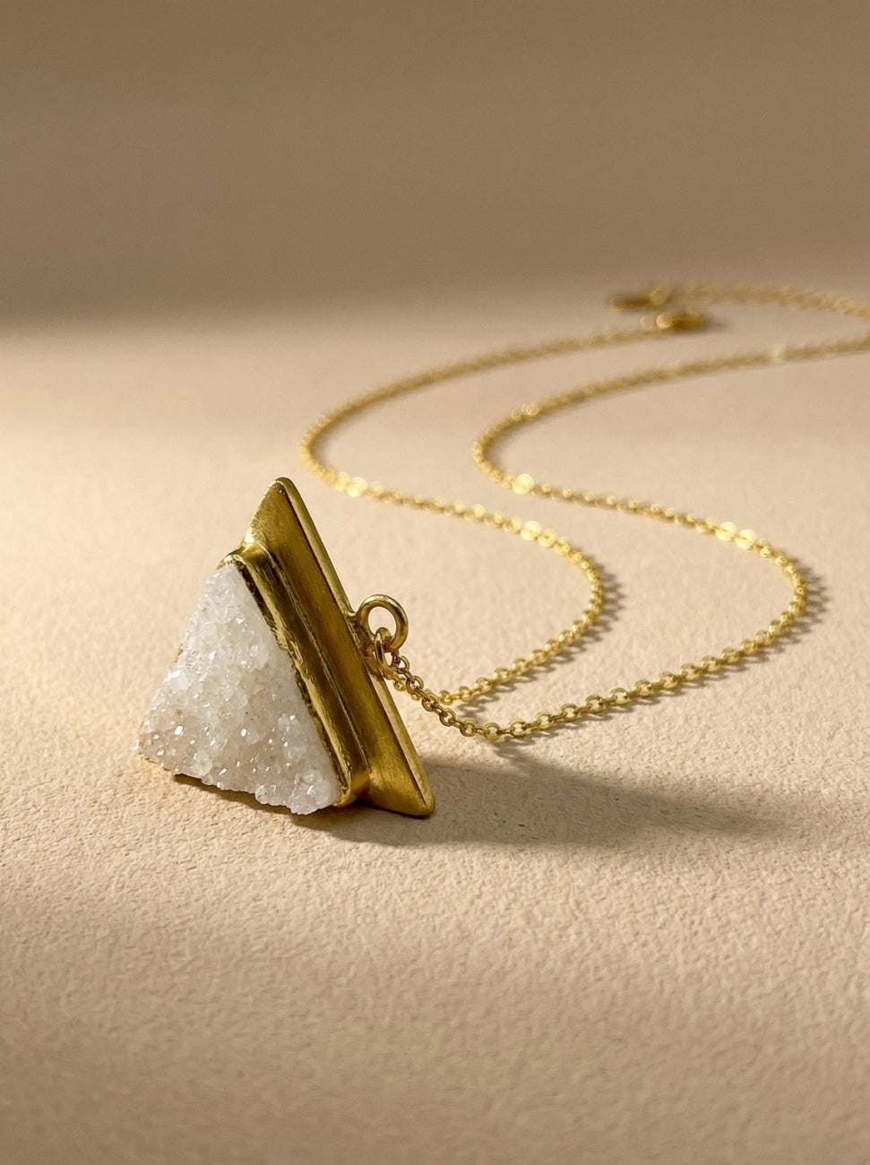 Colgante triangulo piedra drusa blanca Blanco Surkana