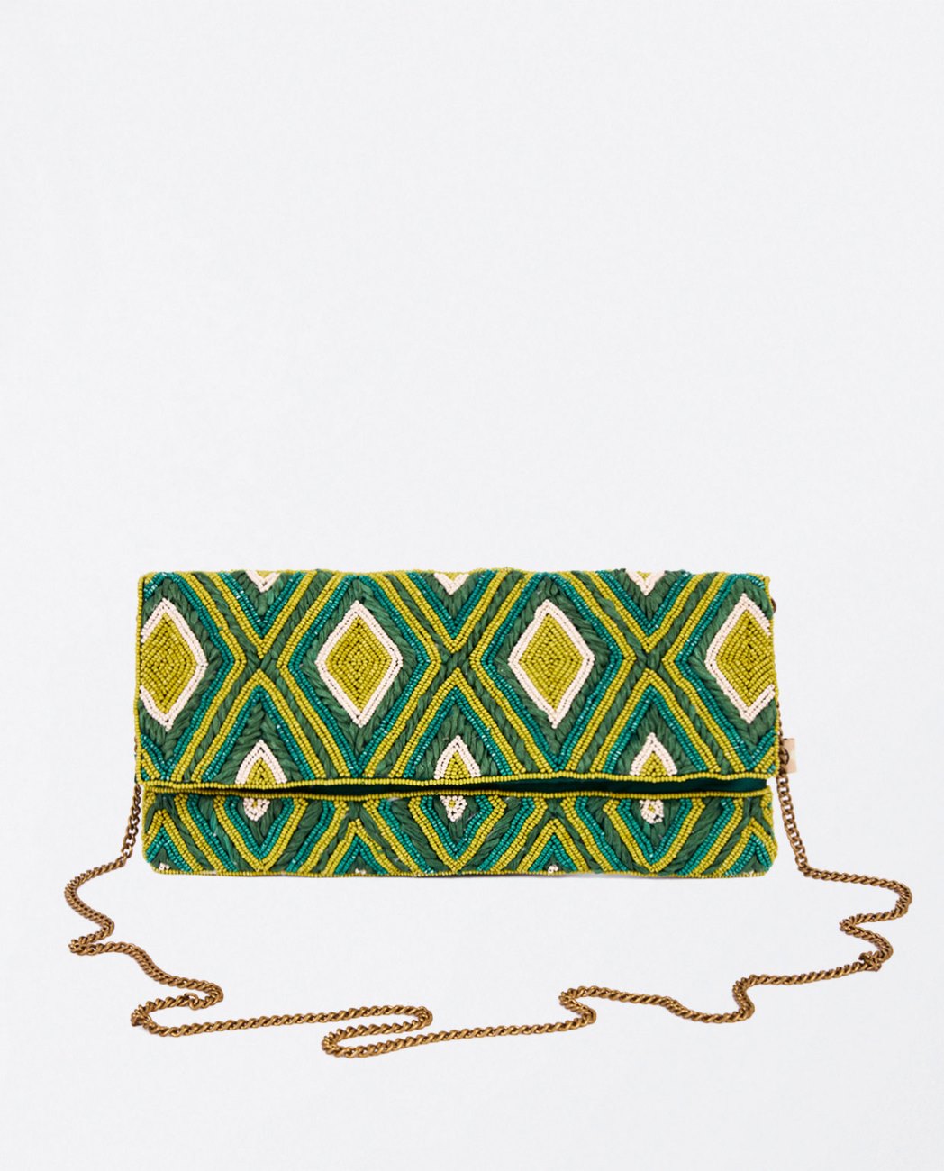Clutch con solapa, rombos bordado beads y raffia verde Surkana