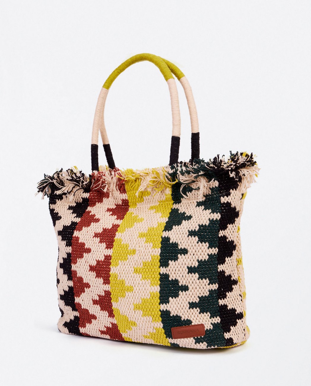 Shopper tejida zigzag y flecos con cremallera verde Surkana