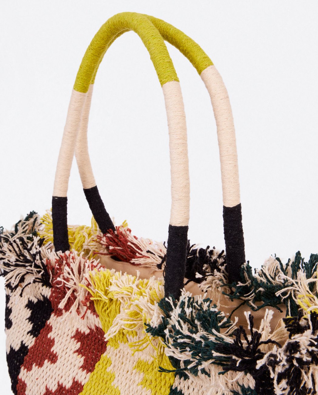 Shopper tejida zigzag y flecos con cremallera verde Surkana