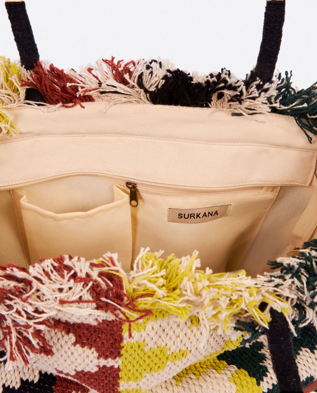 Shopper tejida zigzag y flecos con cremallera verde Surkana