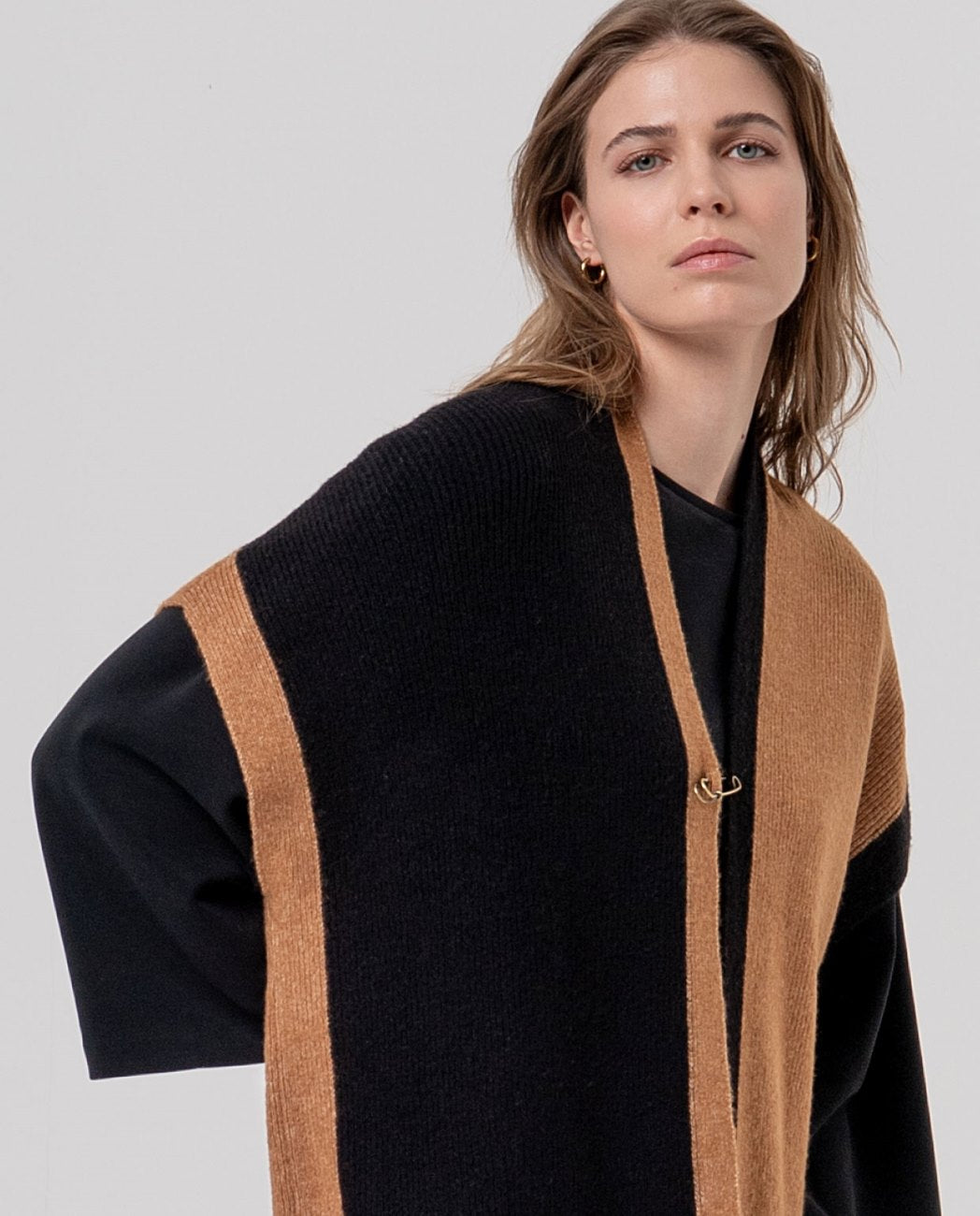 Poncho de punto con bloques de color Negro Surkana