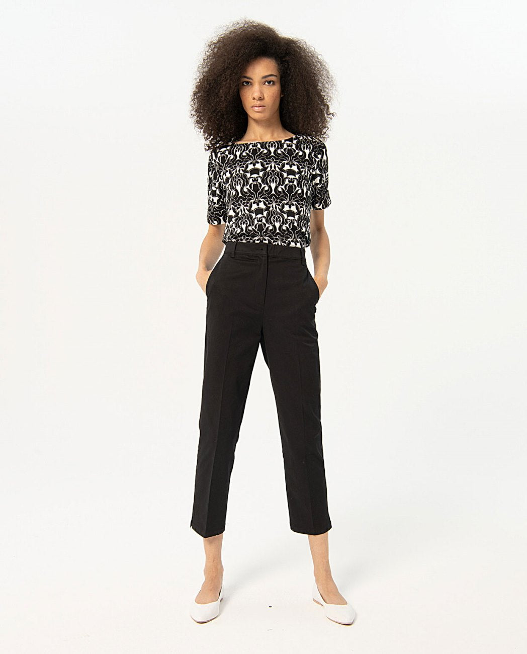 Pantalón recto estrecho negro Surkana