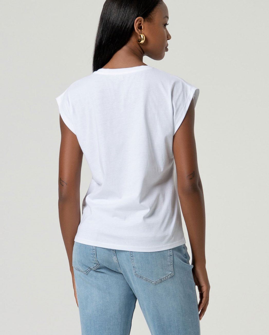Camiseta blanca sin mangas escote V Surkana