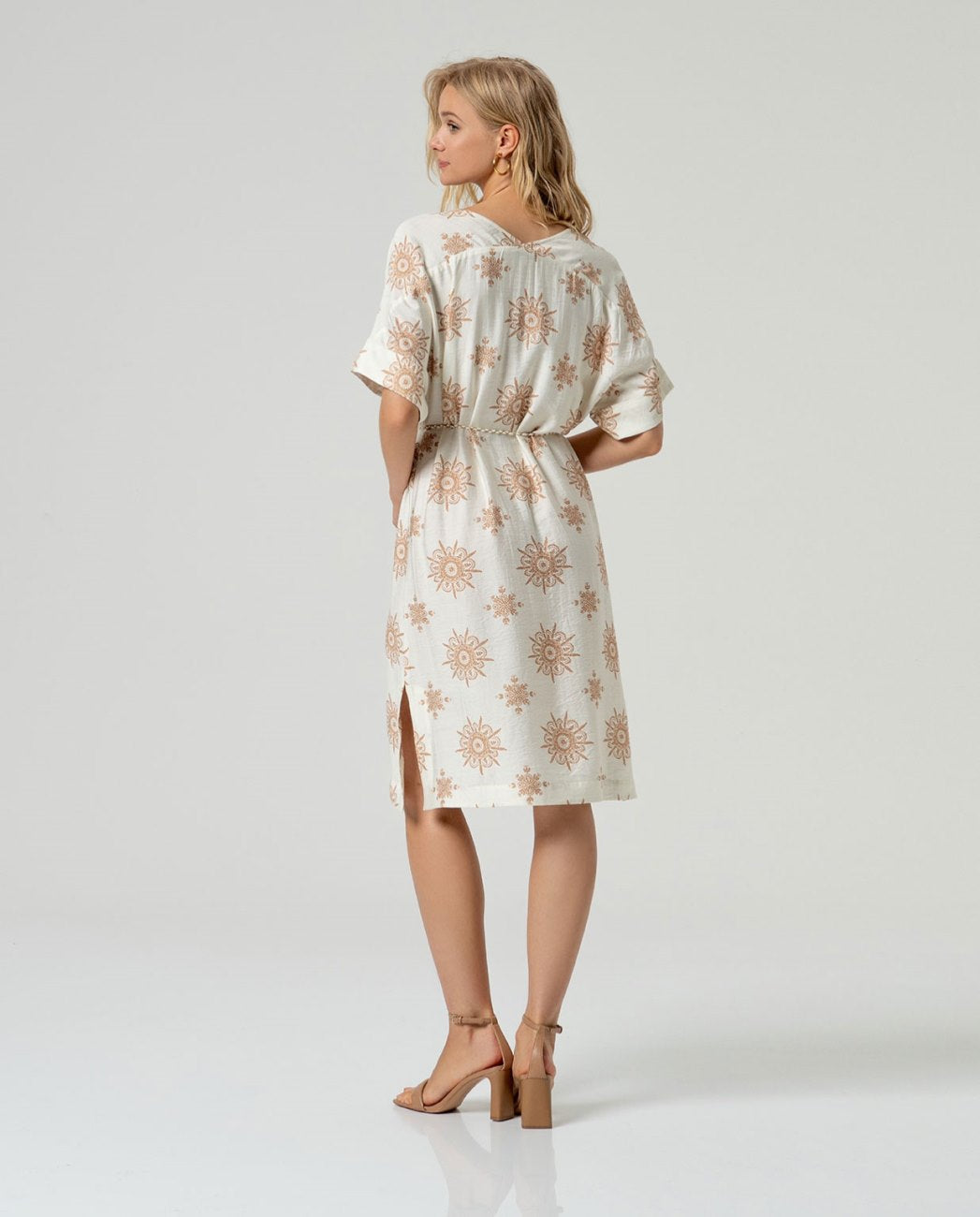Vestido túnica corto crudo estampado dorado Surkana