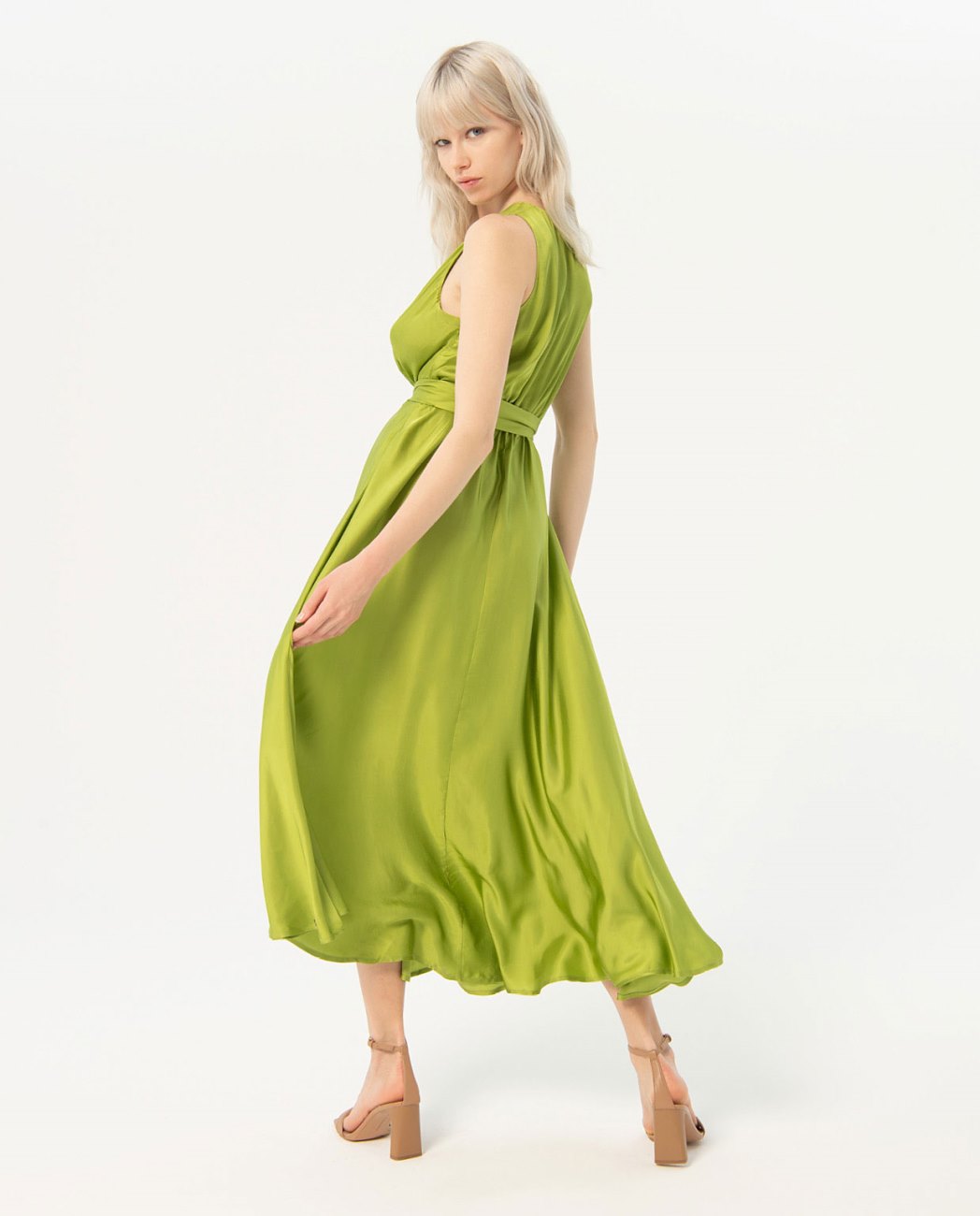 Vestido largo con escote cruzado y cinturón verde Surkana