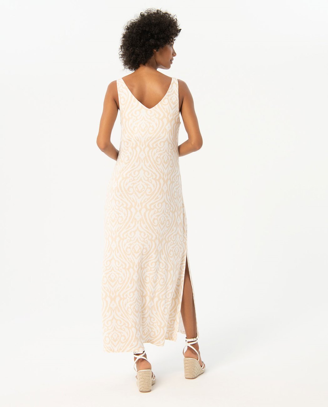 Vestido largo escote pico, con aberturas crudo Surkana