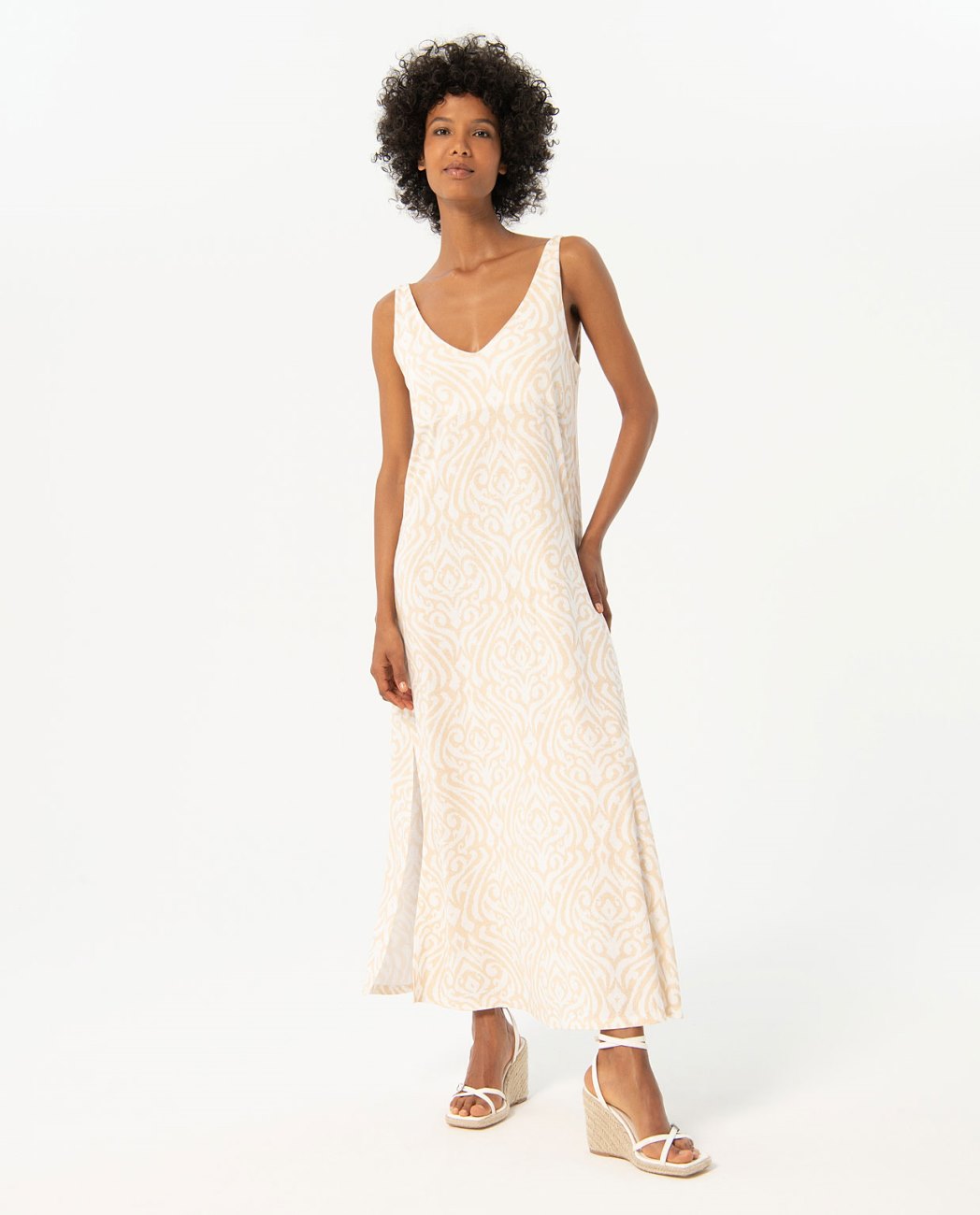 Vestido largo escote pico, con aberturas crudo Surkana
