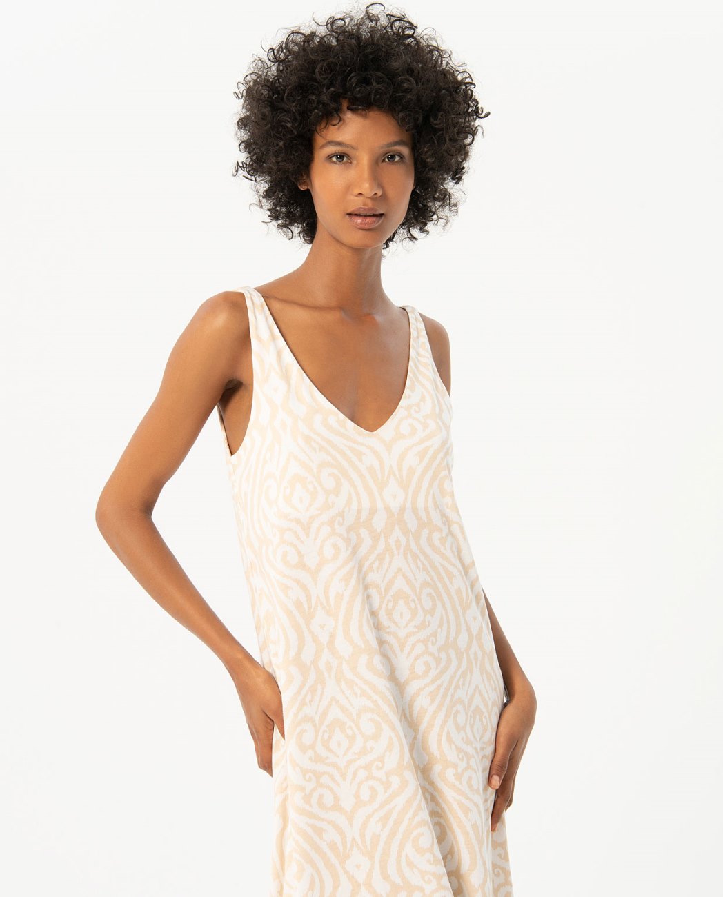 Vestido largo escote pico, con aberturas crudo Surkana