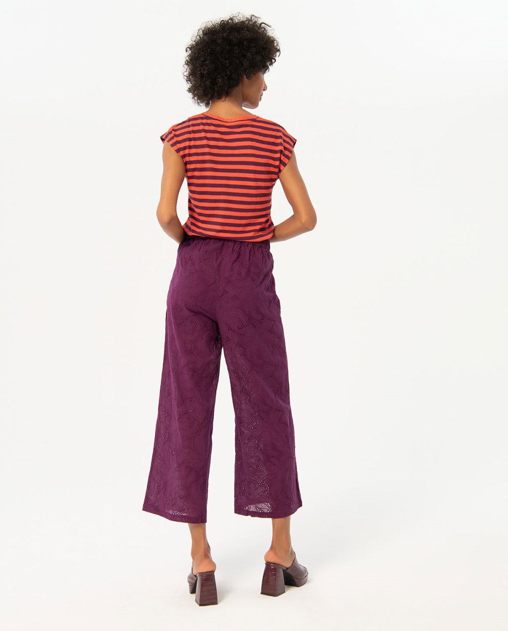 Pantalón calado granate Surkana