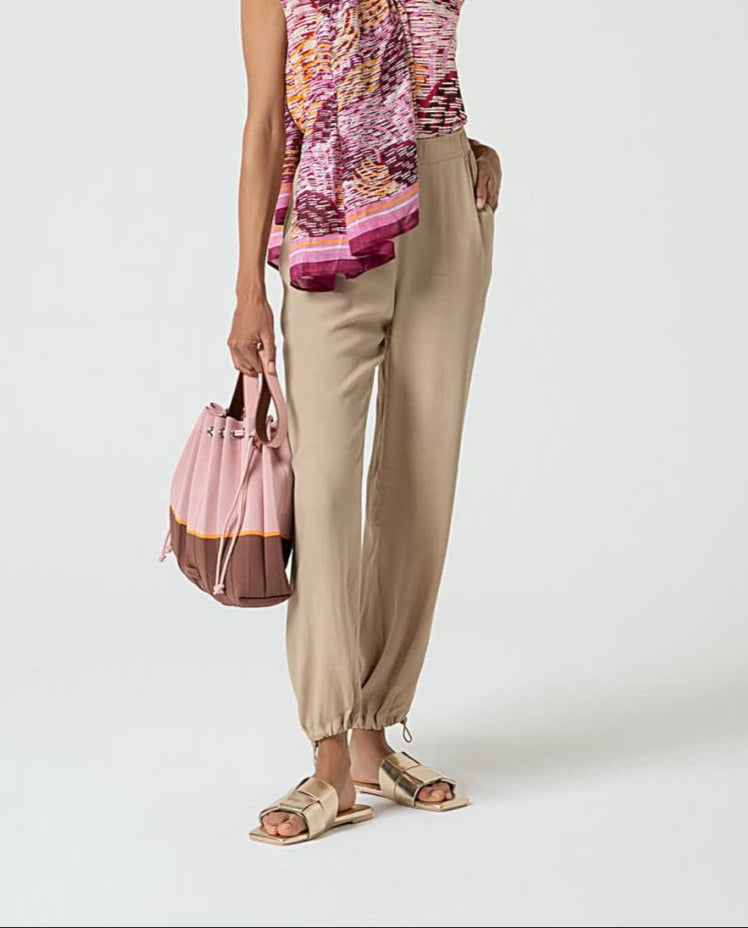 Pantalón jogger con bajo con cordón ajustable Surkana