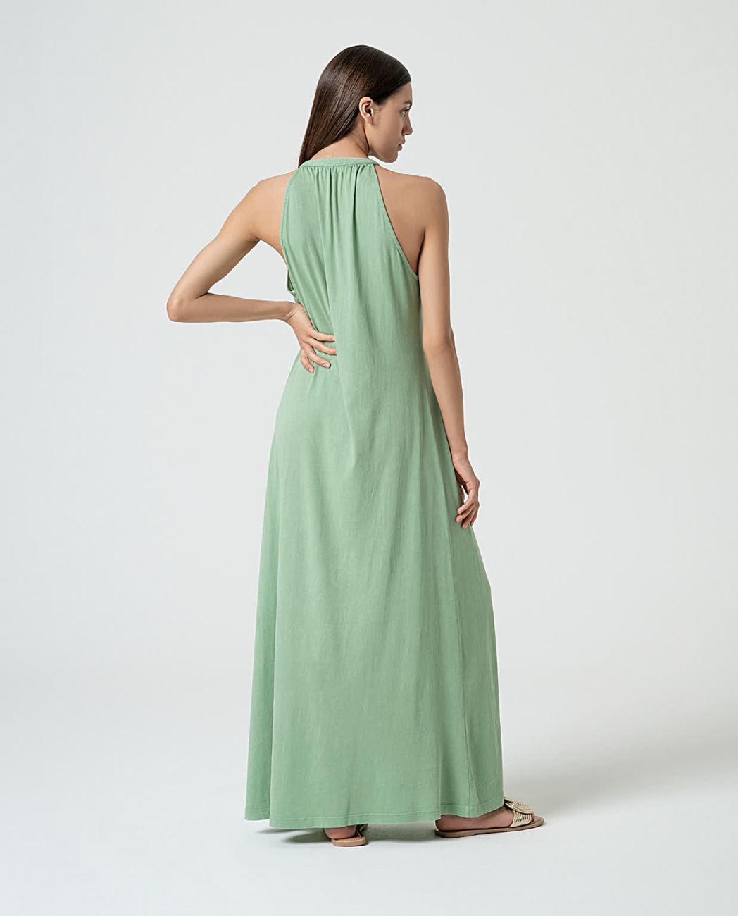 Vestido largo sin mangas y abertura frontal Verde Surkana