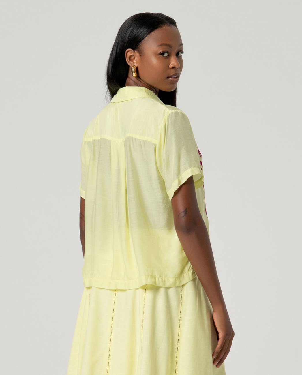 Camisa bordada manga corta light green Surkana