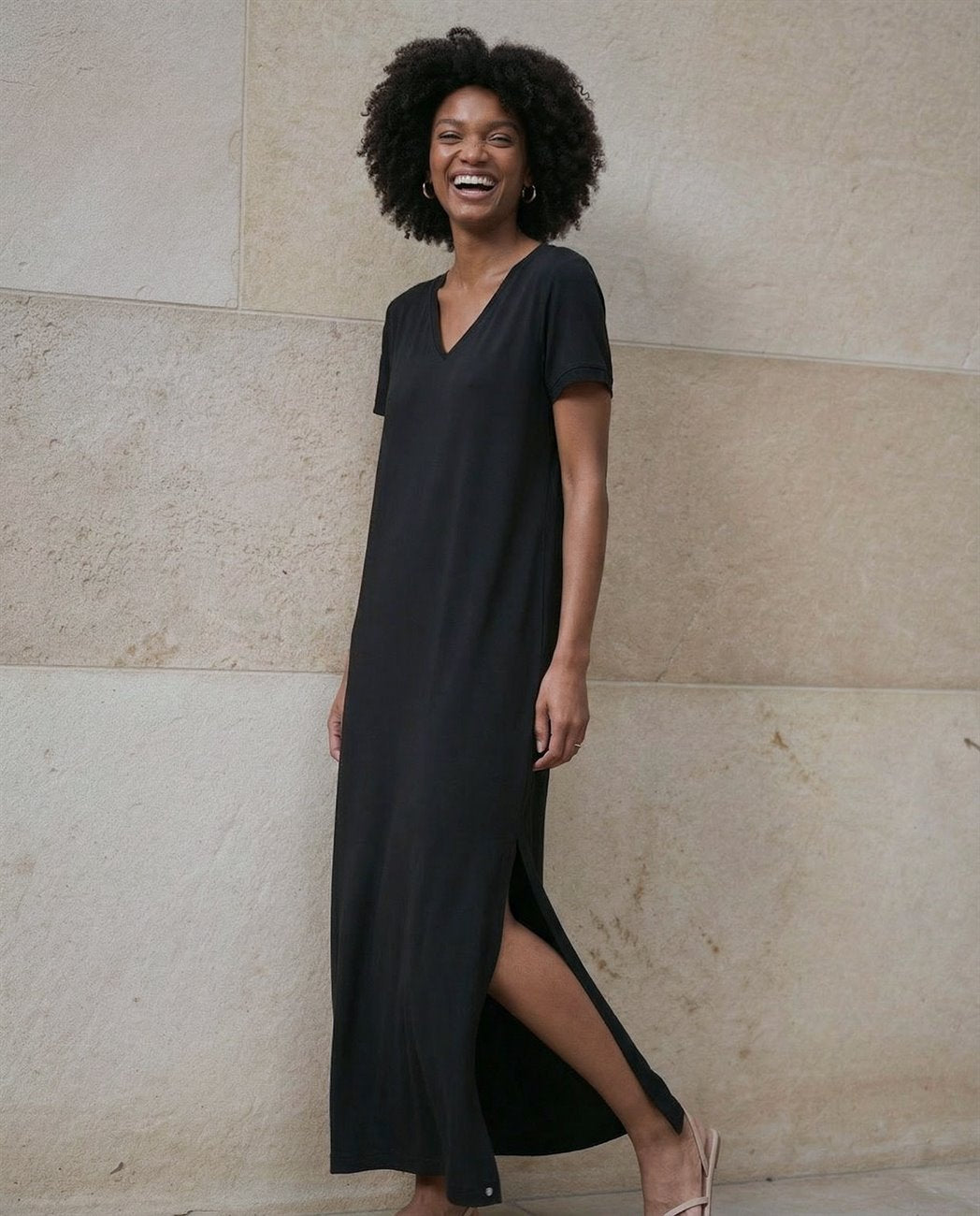 Vestido largo con aberturas,escote pico negro Surkana