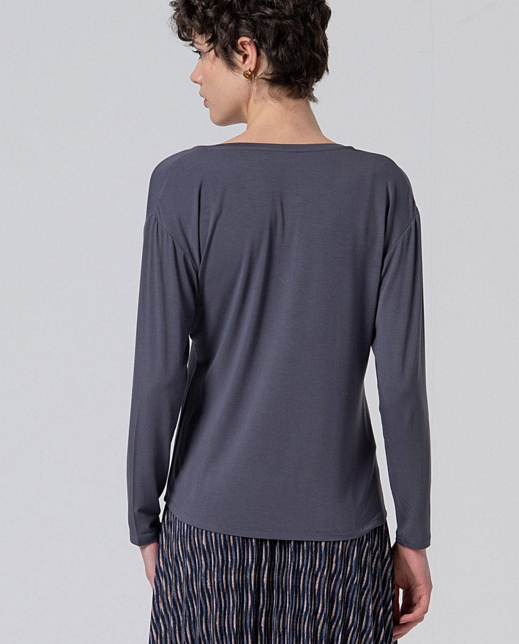 Camiseta amplia con escote de pico Gris oscuro Surkana