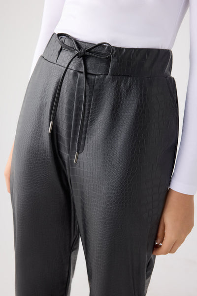 Pantalón de tiro alto efecto piel negro