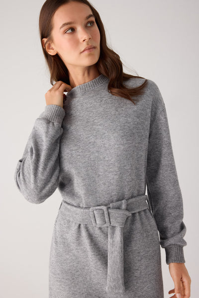 Vestido cálido corto con cinturón ajustable gris