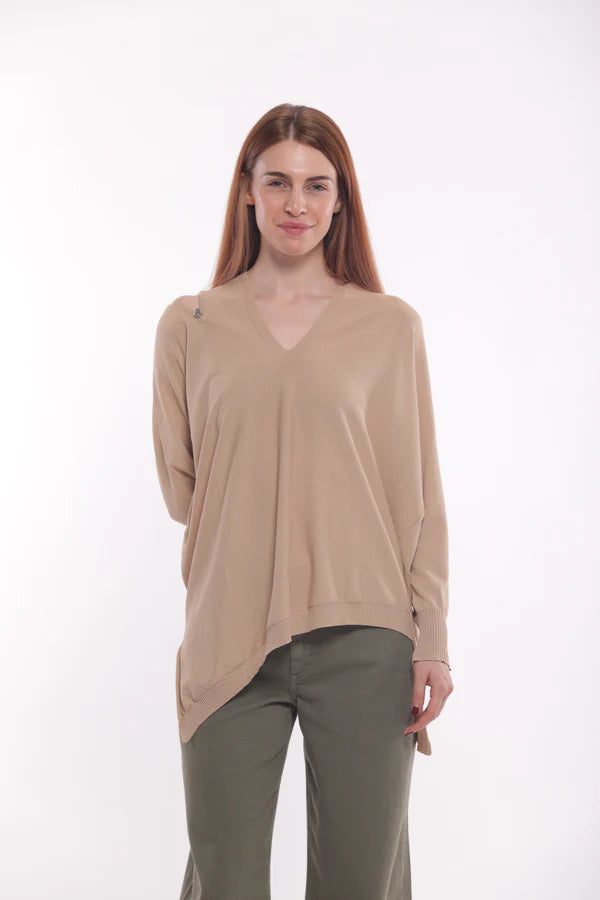 Jersey oversize detalle hombros camel Mimi Mua