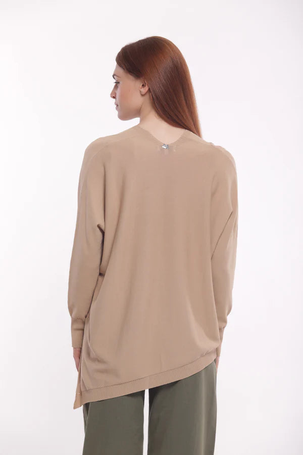 Jersey oversize detalle hombros camel Mimi Mua