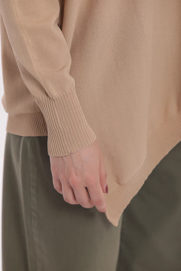 Jersey oversize detalle hombros camel Mimi Mua