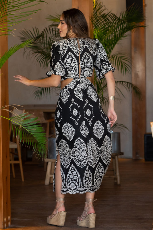 Vestido asimétrico negro bordado en blanco