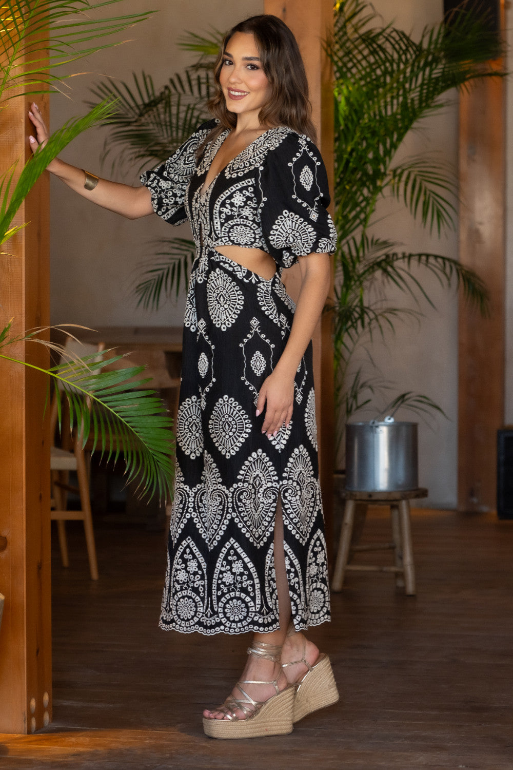 Vestido asimétrico negro bordado en blanco