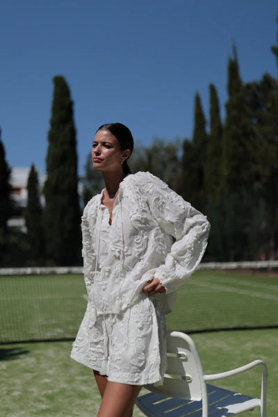 Blusa blanca flor relieve Luna Llena