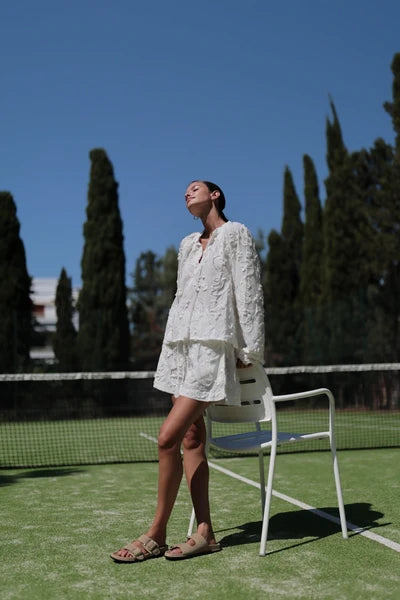 Blusa blanca flor relieve Luna Llena