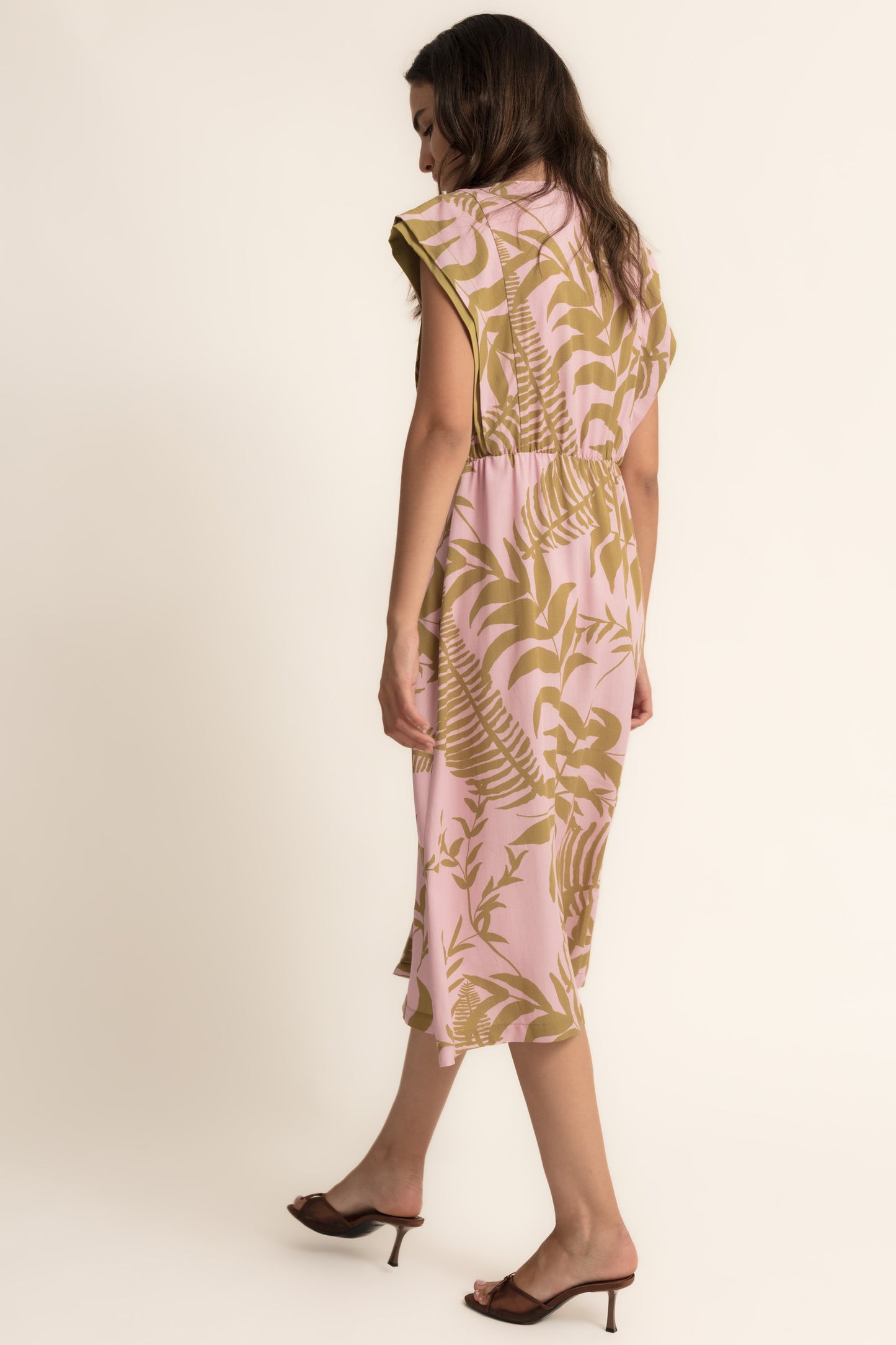 Vestido midi estampado hojas rosa y kaki