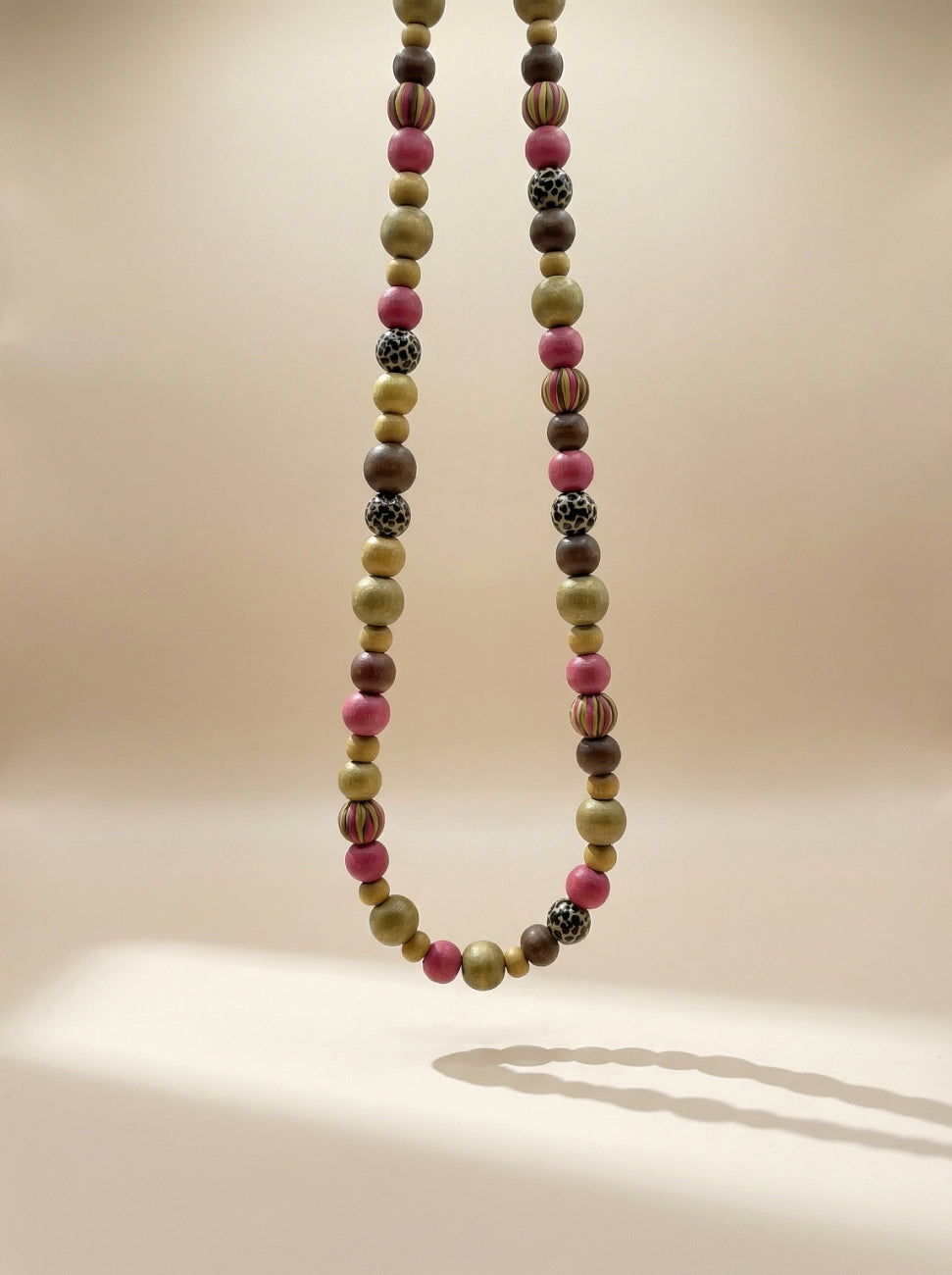 Collar bolas pequeñas hilo fucia/kaki Surkana