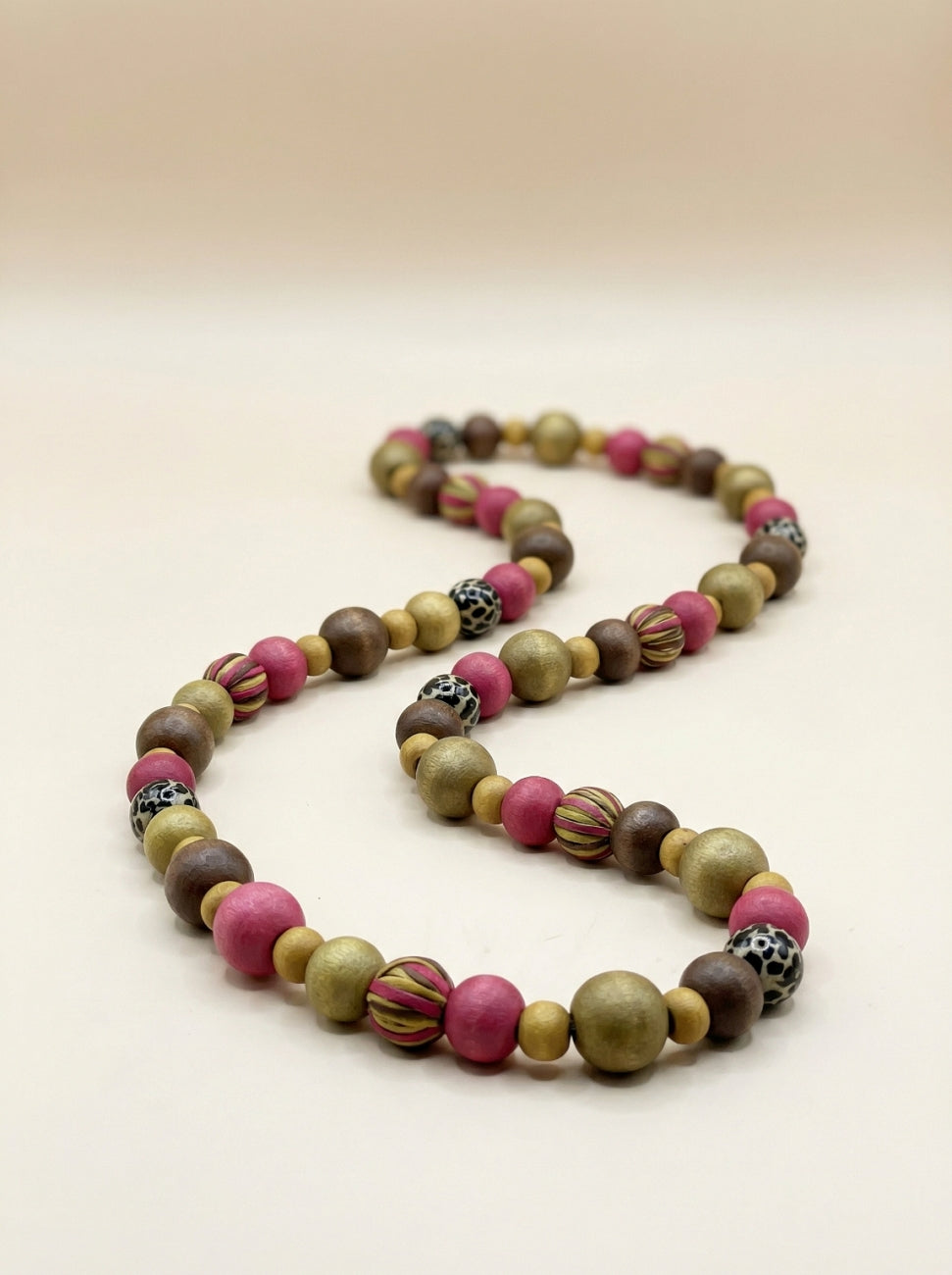 Collar bolas pequeñas hilo fucia/kaki Surkana