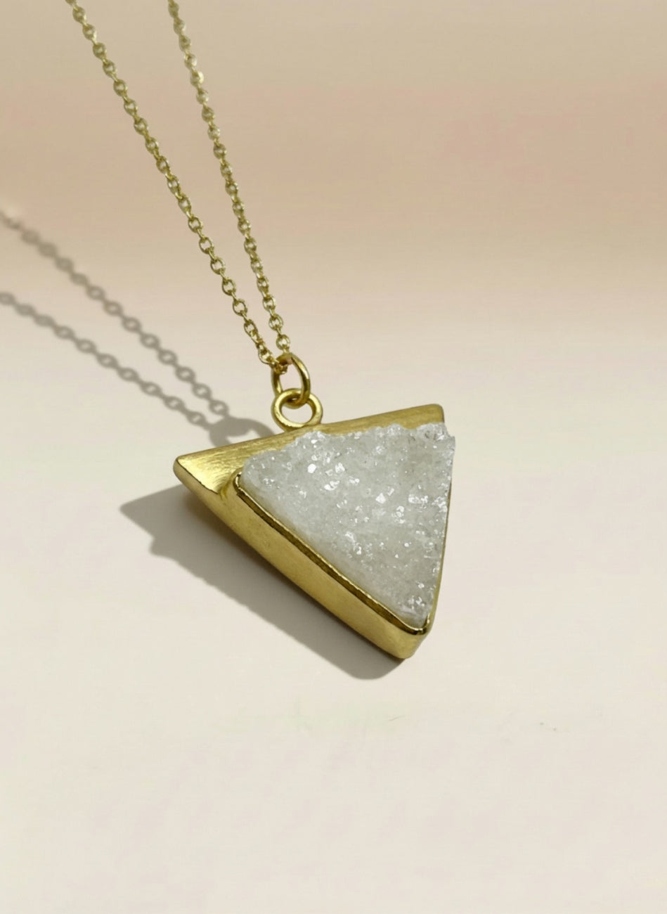 Colgante triangulo piedra drusa blanca Blanco Surkana