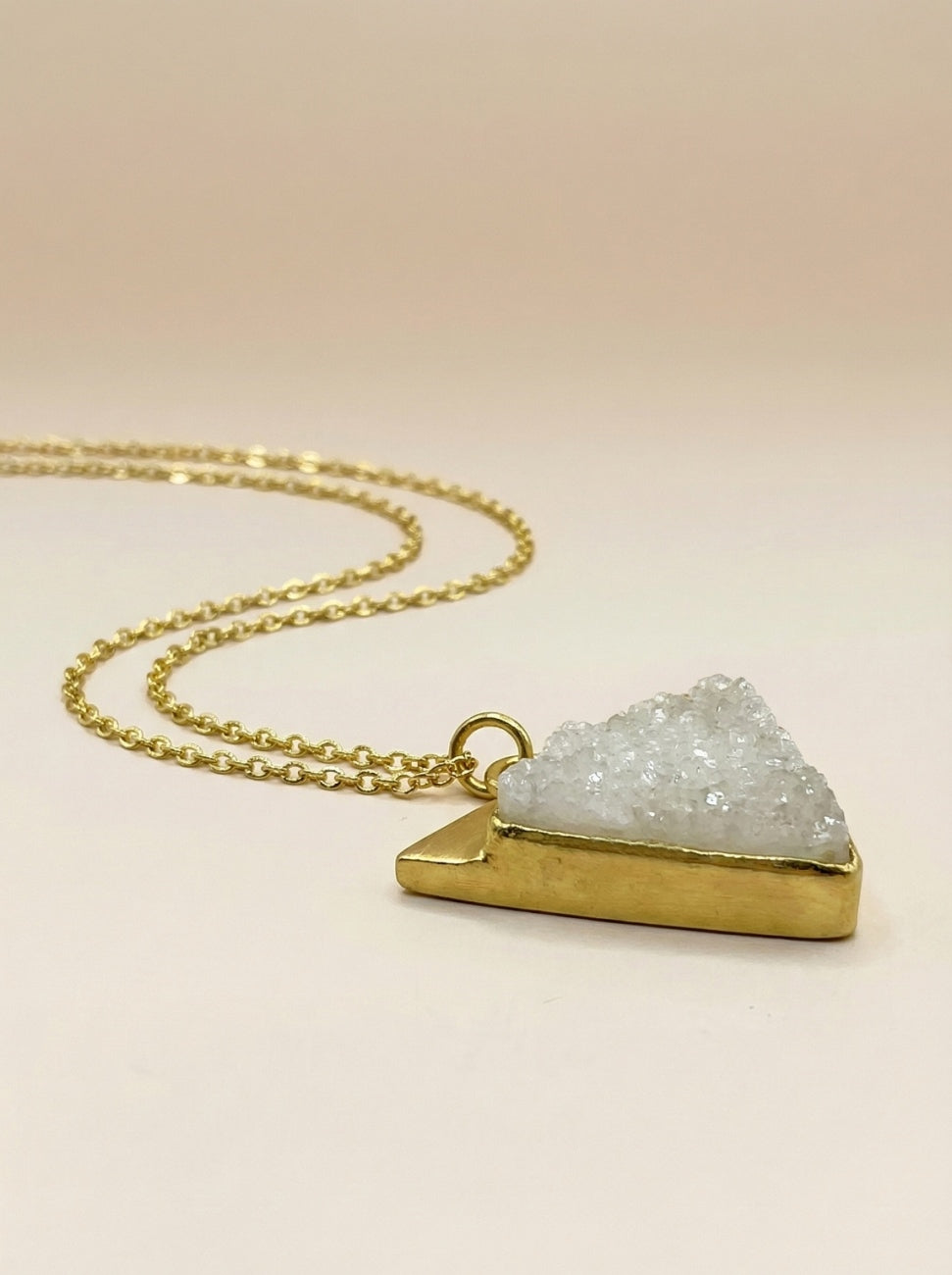 Colgante triangulo piedra drusa blanca Blanco Surkana