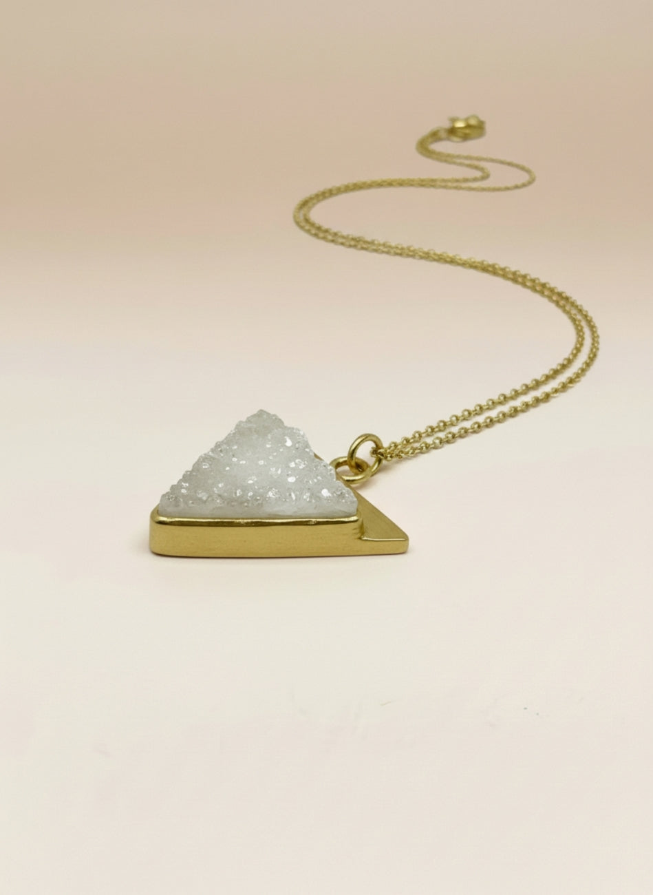 Colgante triangulo piedra drusa blanca Blanco Surkana