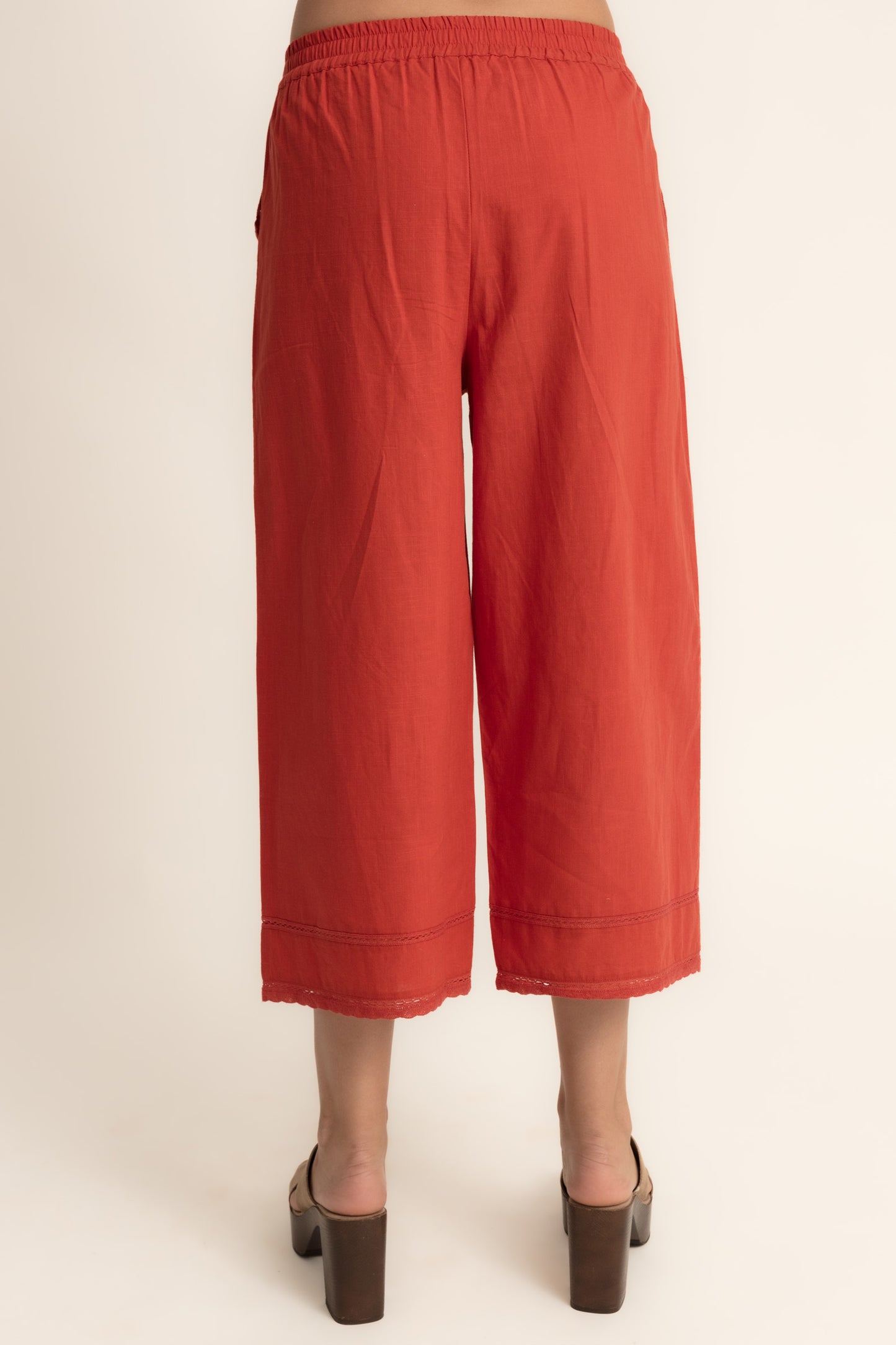 Pantalón recto flor bordada