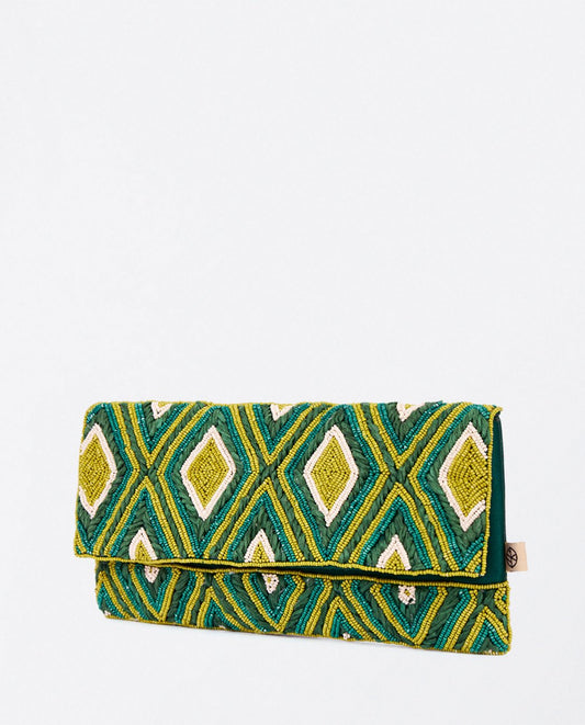 Clutch con solapa, rombos bordado beads y raffia verde Surkana