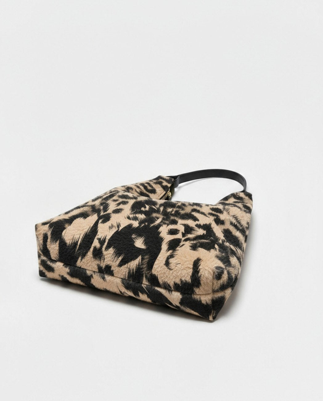 Bolso de hombro con tejido de pelo estampado Negro Surkana