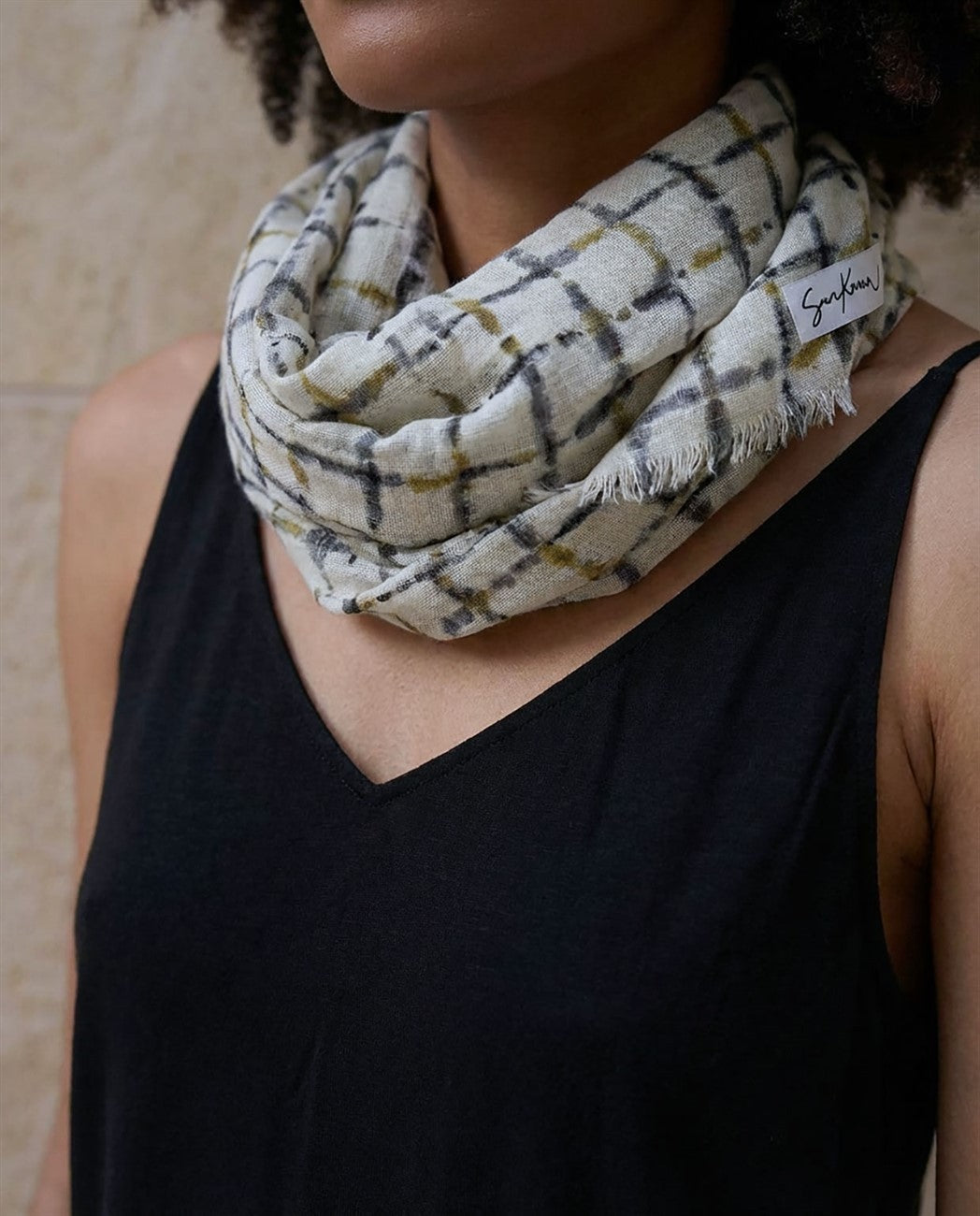 Pañuelo rectangular estampado con flecos cortos Crudo Surkana