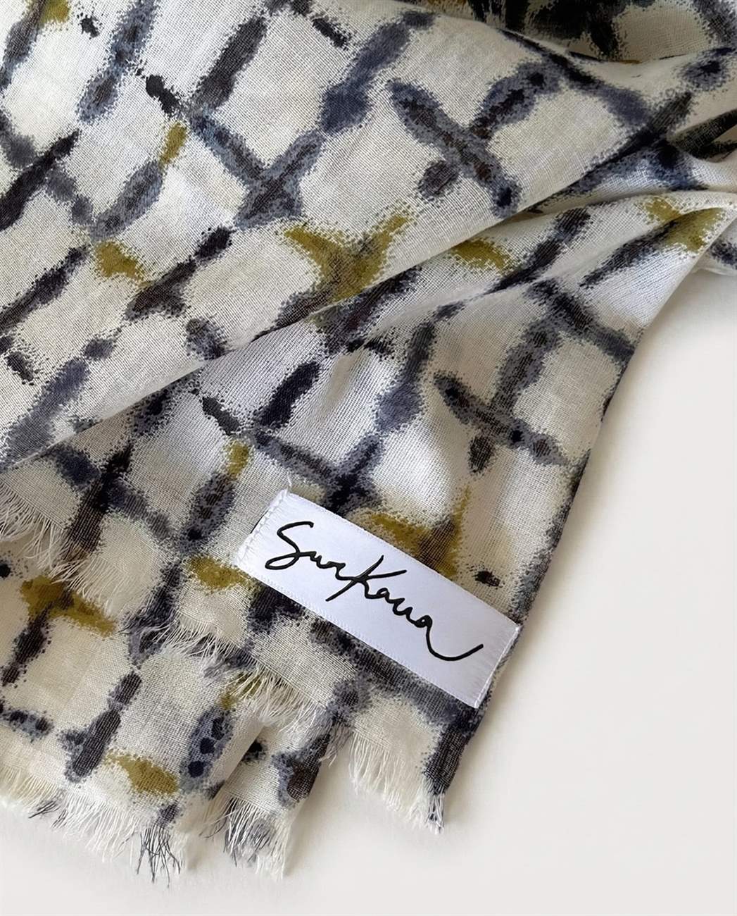 Pañuelo rectangular estampado con flecos cortos Crudo Surkana