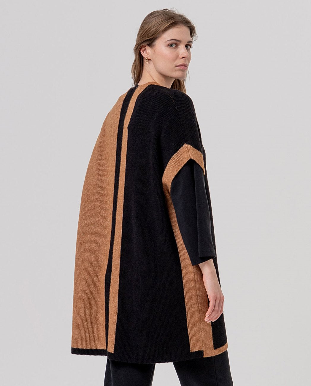 Poncho de punto con bloques de color Negro Surkana