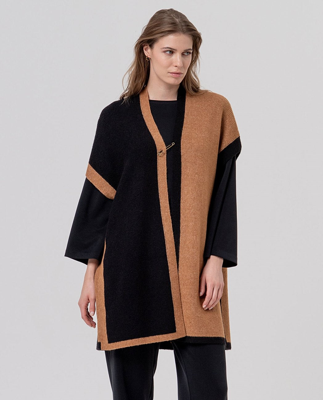 Poncho de punto con bloques de color Negro Surkana