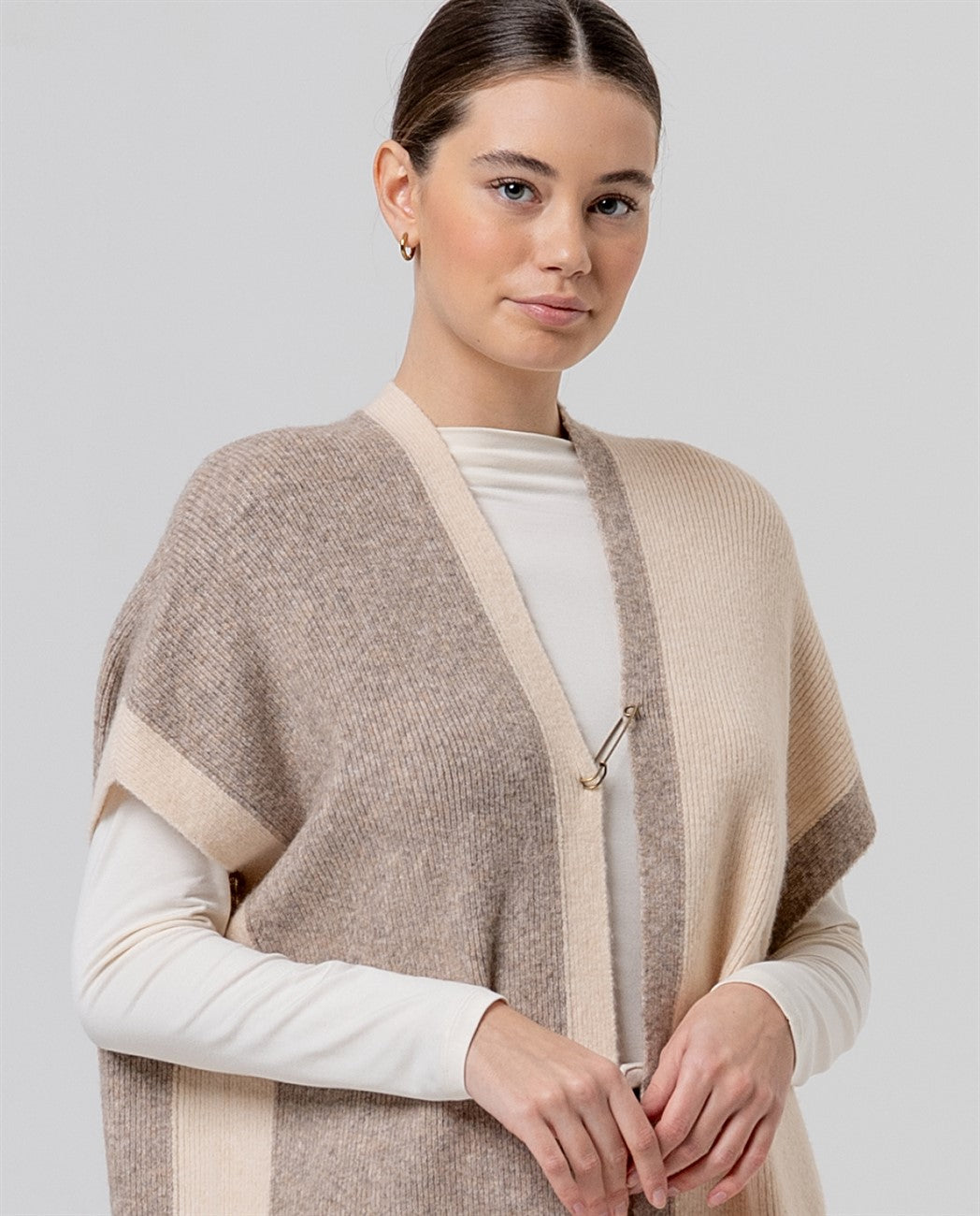 Poncho de punto con bloques de color Beige Surkana