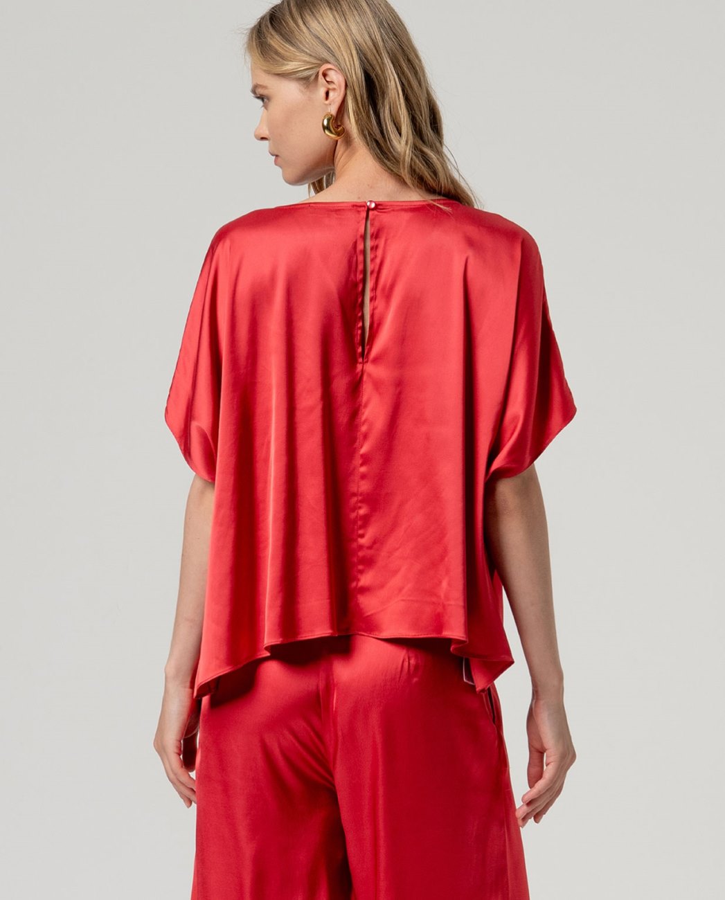 Blusa estilo capa raso rojo Surkana