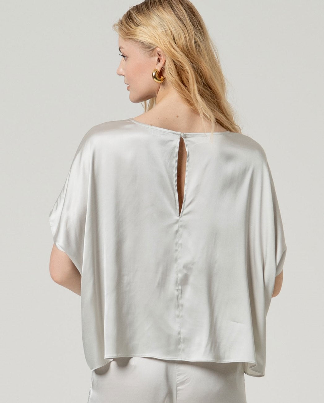 Blusa estilo capa gris plata Surkana