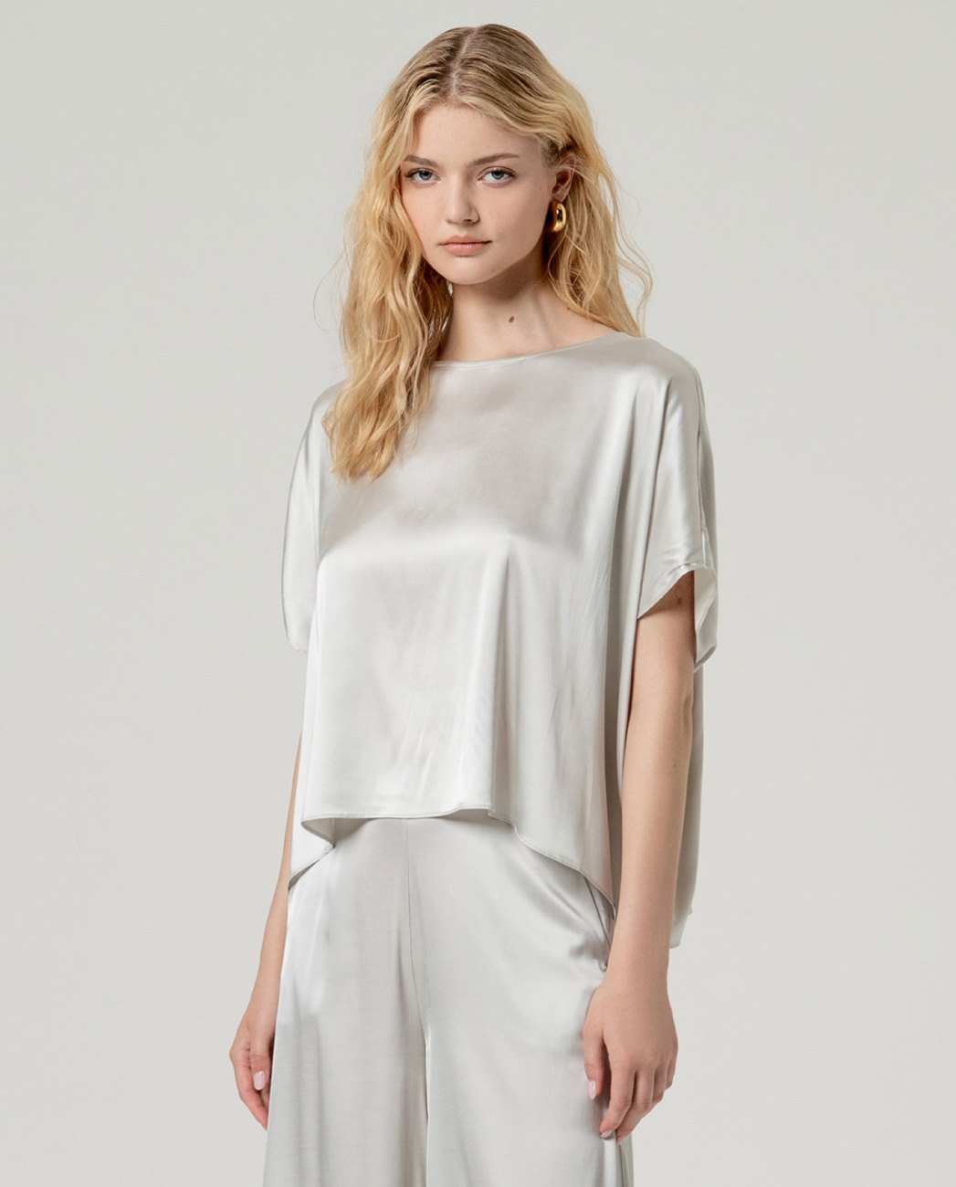 Blusa estilo capa gris plata Surkana