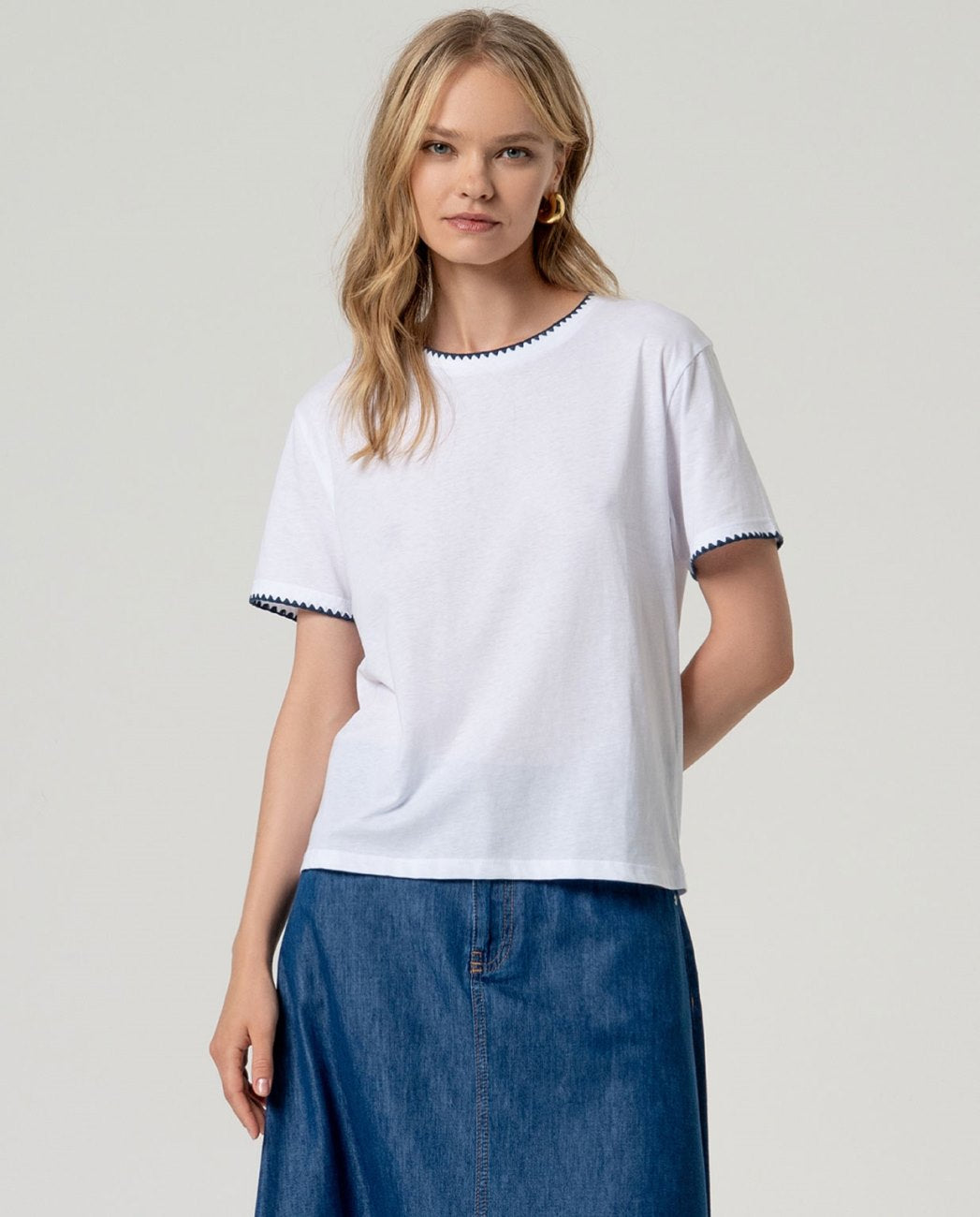 Camiseta blanca manga corta bordado azul Surkana