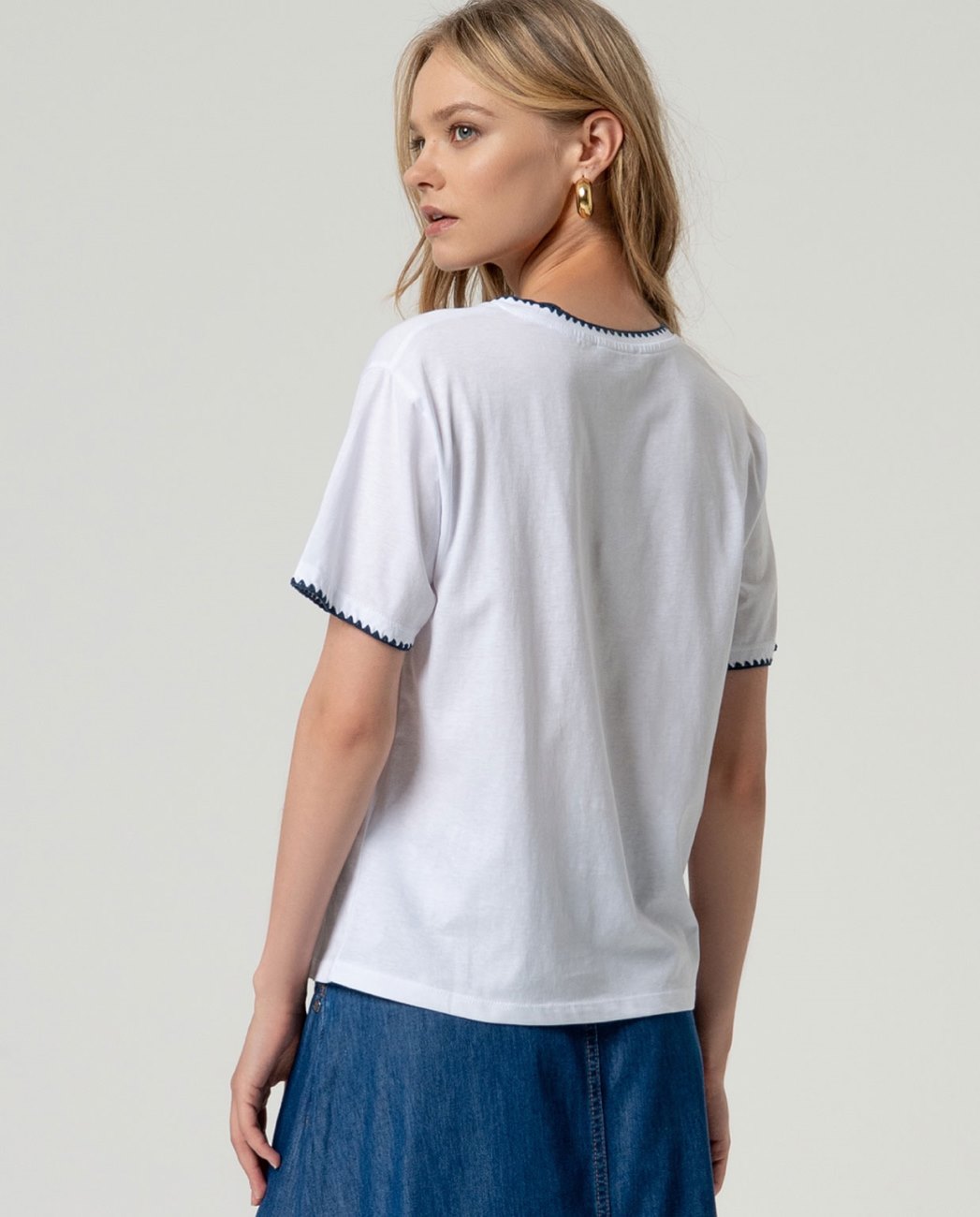 Camiseta blanca manga corta bordado azul Surkana