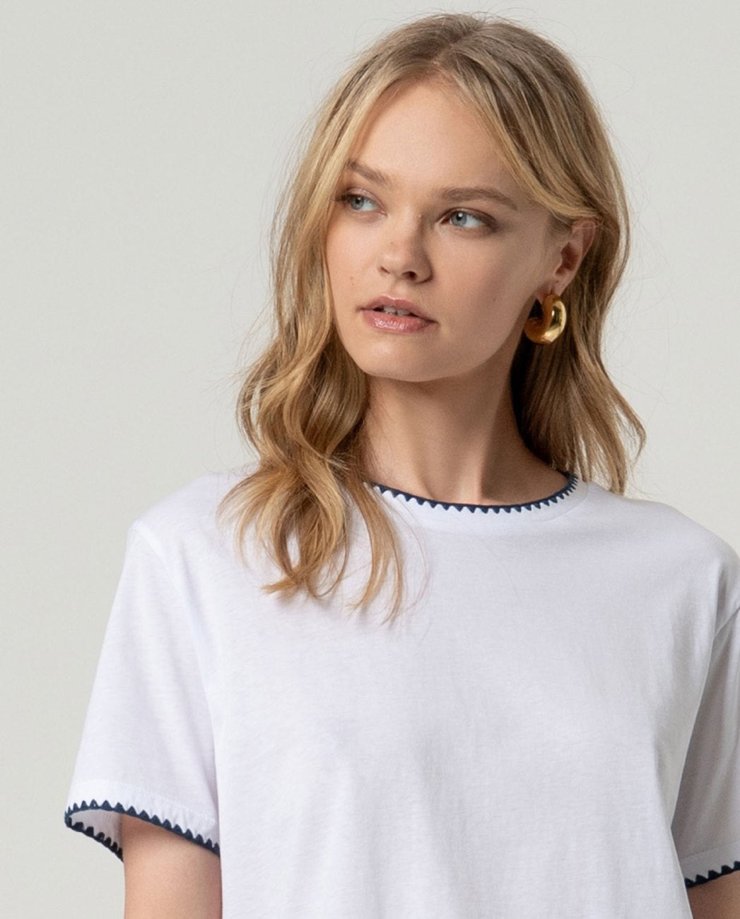 Camiseta blanca manga corta bordado azul Surkana