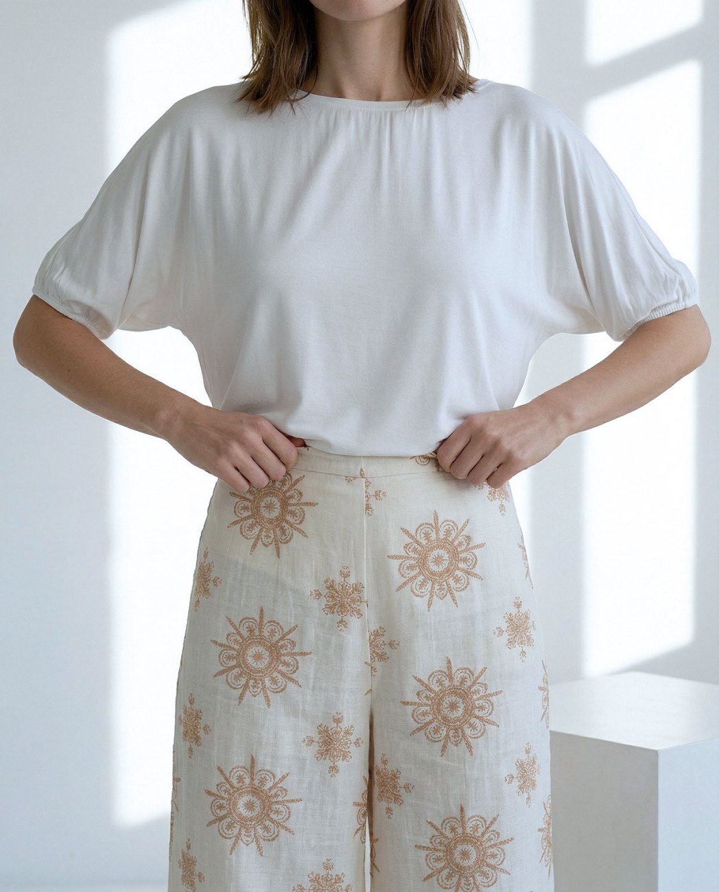Pantalón ancho crudo estampado dorado Surkana